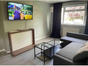 Lovely and quiet 2 Bedroom maisonette.Free parking